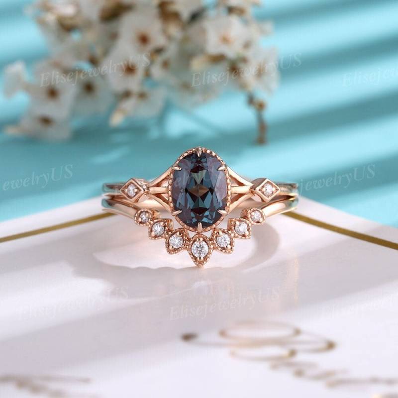 Oval Geformte Alexandrit Verlobungsring 2 Stück Roségold Antique Stacking Set Chevron Gepflasterte Ring Milgrain Vine Cluster von EliseJewelryUS
