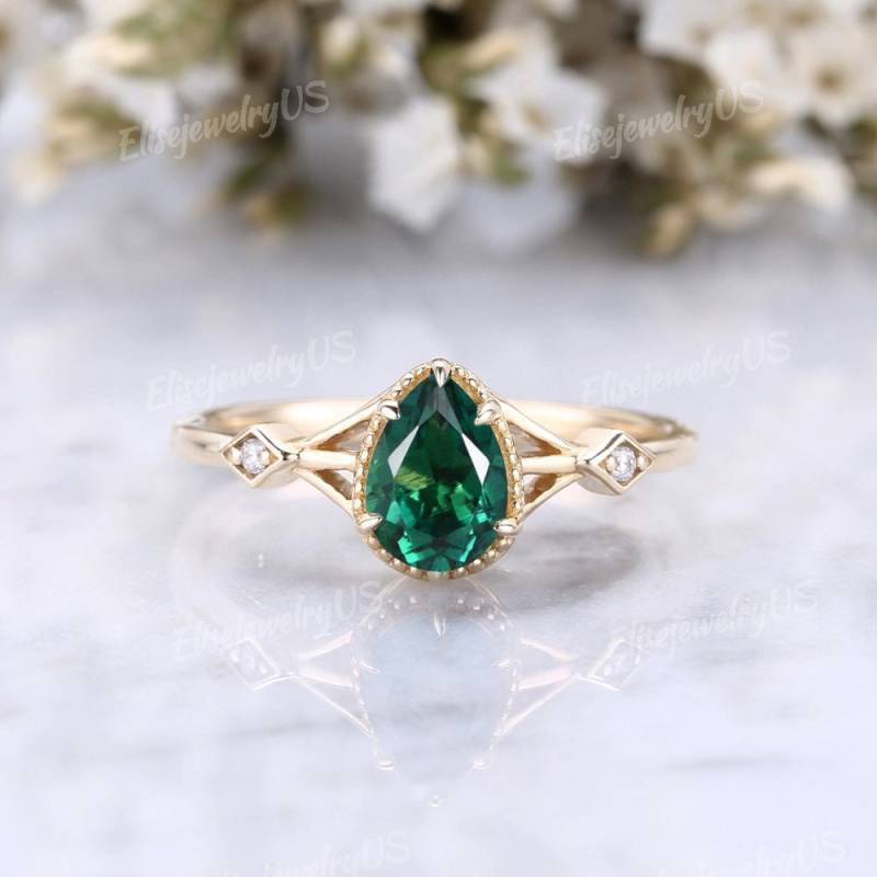 Birnen-Smaragd-Verlobungsring Zierliche Grüne Edelstein-Ring-Weinlese-Goldring Drei Stein-Ehering-Frauen-Brautversprechen Ring-Geschenk Für Sie von EliseJewelryUS