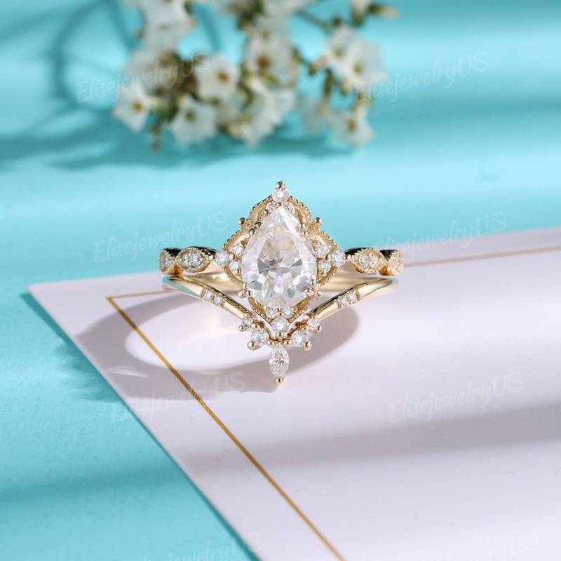 Vintage Moissanite Verlobungsring Set Birnenförmige Cluster Trauringe Frau Gelbgold Marquise Cut Diamant Band Braut von EliseJewelryUS