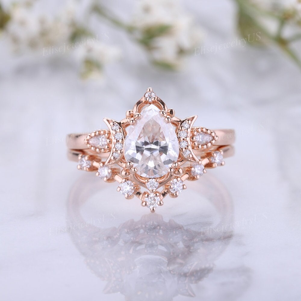 Vintage Moissanite Verlobungsring Set Mond Ring Birnenförmige Eheringe Frauen Braut Diamant Gebogen Band Rose Gold Geschenke von EliseJewelryUS