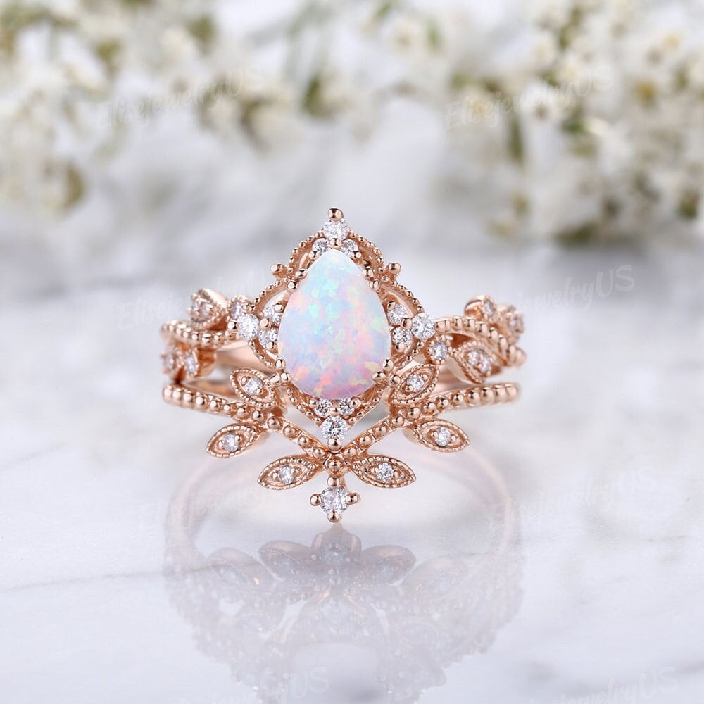 Vintage Tropfen Opal Verlobungsring Set Moissanit Cluster Blatt Rankenzweig Ehering Einzigartiges Florales Milgrain Brautring von EliseJewelryUS