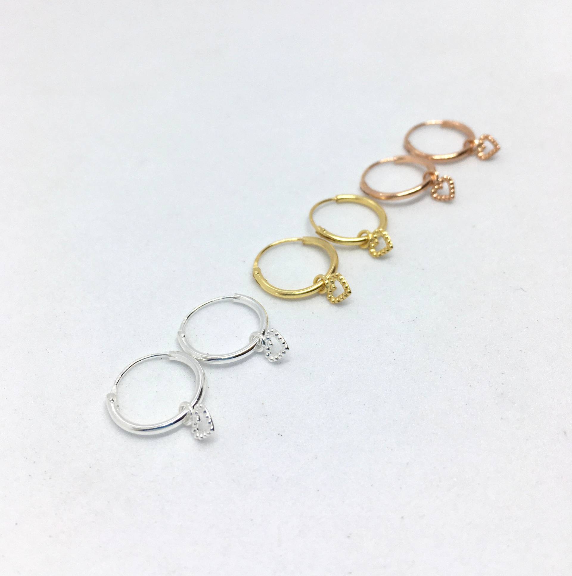 Kleine Ausschnitt Herz Charms Sterling Silber, Gelbgold Oder Roségold Schlafringe, Kinder, Mädchen Ohrringe, 12mm Reifen von Elisilverdesigns