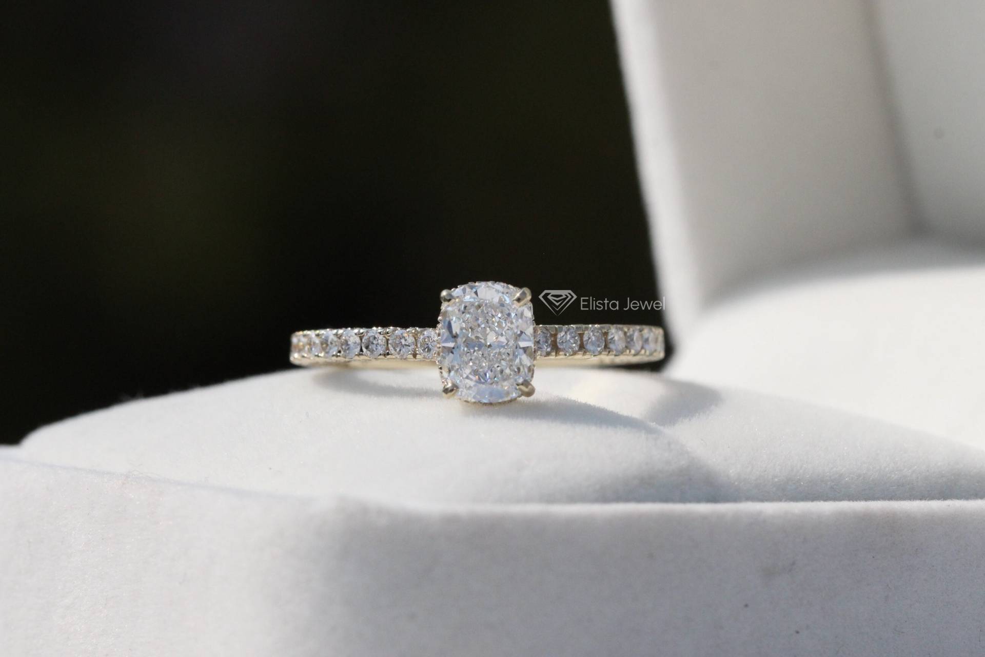 Länglicher Cushion Cut Lab Diamant Verlobungsring, Floating Halo Kissen Brautring Für Sie von ElistaJewel