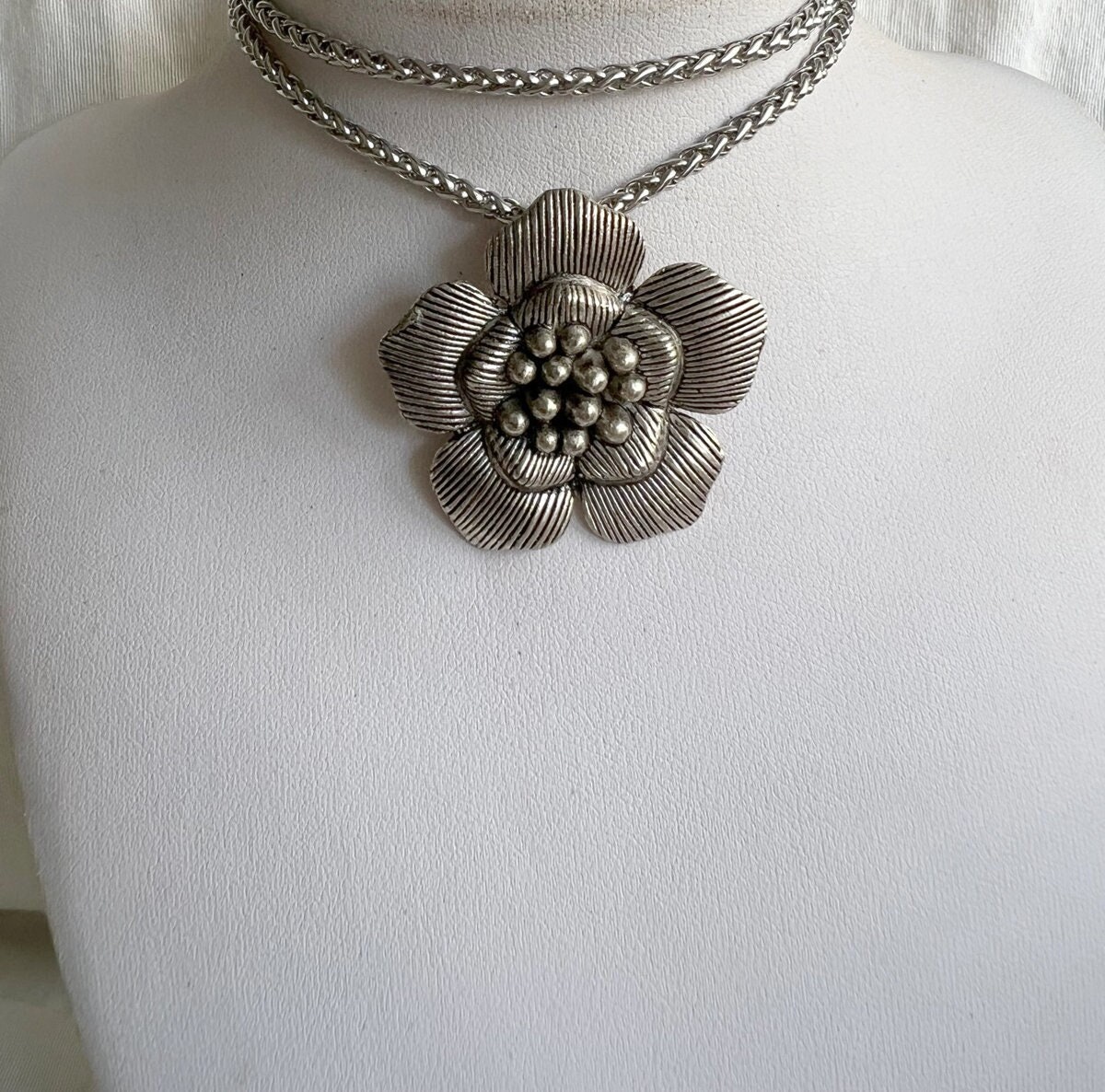 Blumen-Halsband, Große Blumen-Halskette, Kordel, Blumen-Anhänger, Silberner Rosen-Blumen-Halsband Blumen-Halsband, Große Blumen-Halskette, Kordel, Blumen-Anhänger, Silberner Rosen-Blumen-Halsband von Eliyan