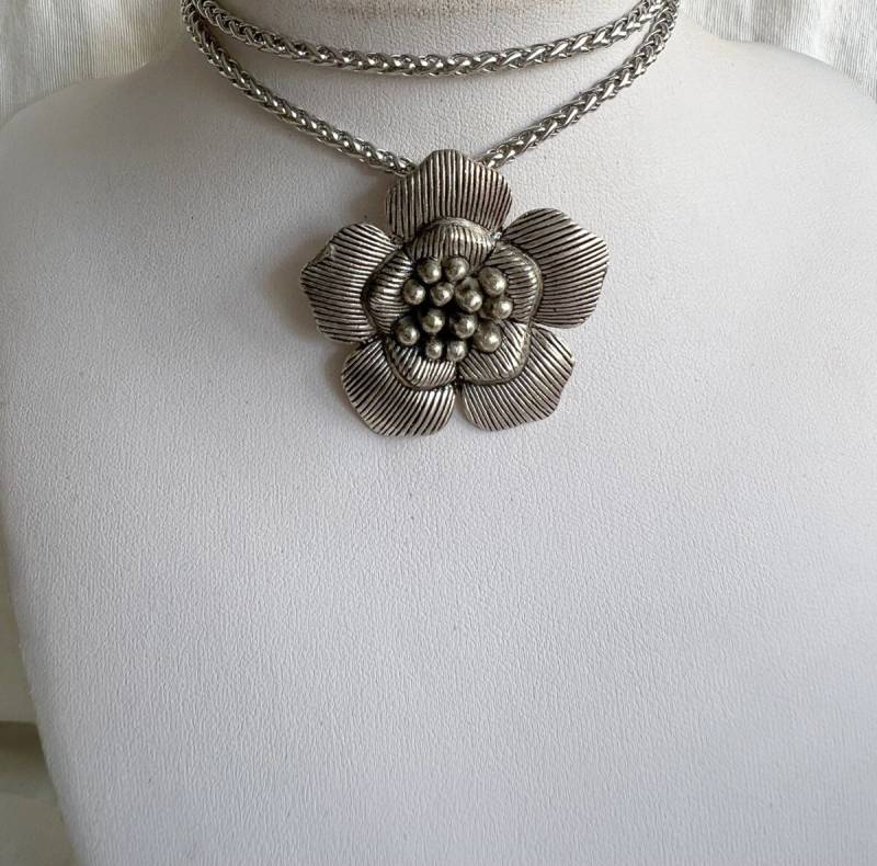 Blumen-Halsband, Große Blumen-Halskette, Kordel, Blumen-Anhänger, Silberner Rosen-Blumen-Halsband Blumen-Halsband, Große Blumen-Halskette, Kordel, Blumen-Anhänger, Silberner Rosen-Blumen-Halsband von Eliyan