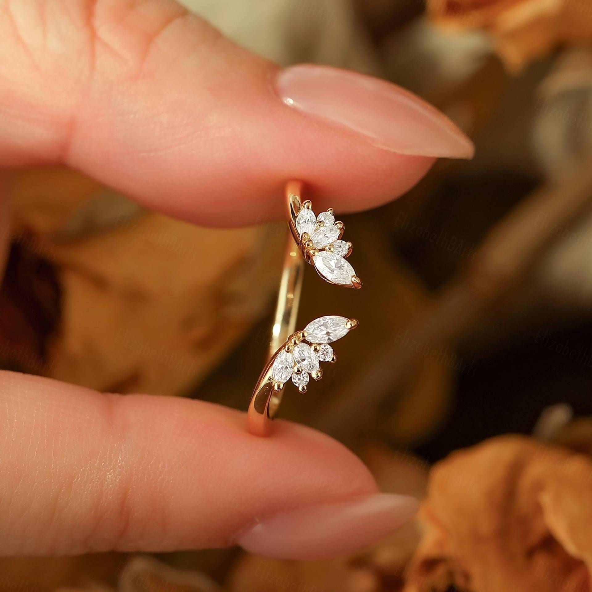 Gelbgold Offener Ehering, Solid Gold Lücke Damen Manschette Stapelring, Moissanite Brautring, Marquise Stapelbarer Ring von ElizabethArtsJewelry