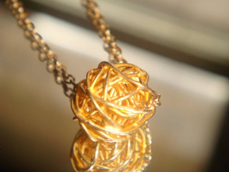 Gold Vermeil Verwirren Garn Ball Halskette, Zarte Draht Gewickelt Anhänger von ElizabethBayu