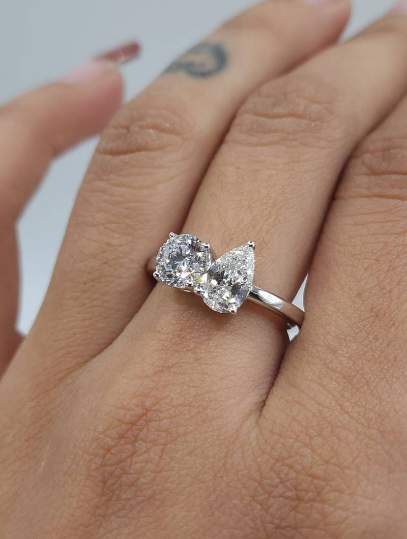 1, 65 Ct Diamantring, 14K Gold 2 Stein Teardrop & Runder Lab Grown Diamantring von ElizabethJewelryInc