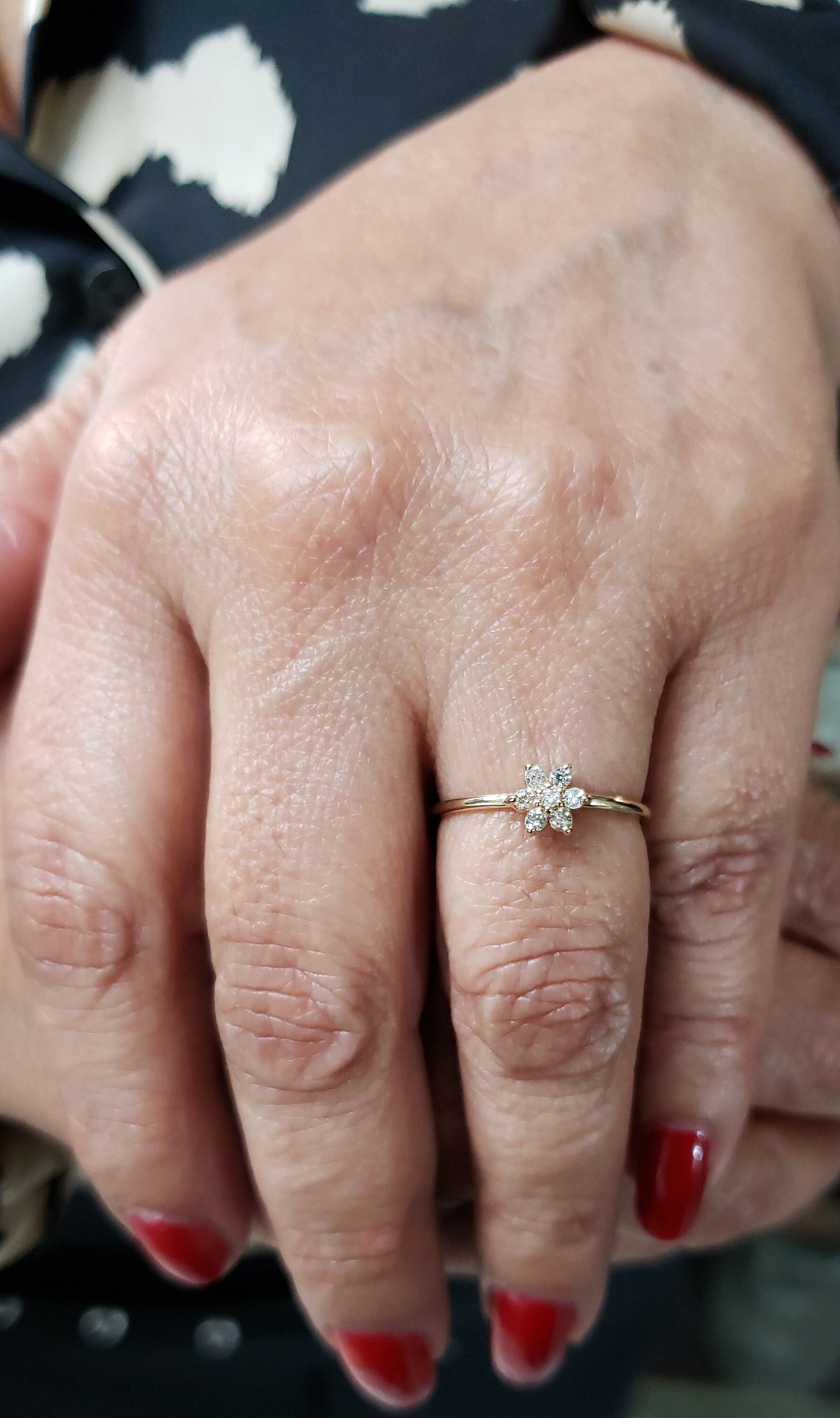 14K Gold Diamant Ring, 0, 14 Ct Cluster Blume Stern Natürlicher Ring von ElizabethJewelryInc