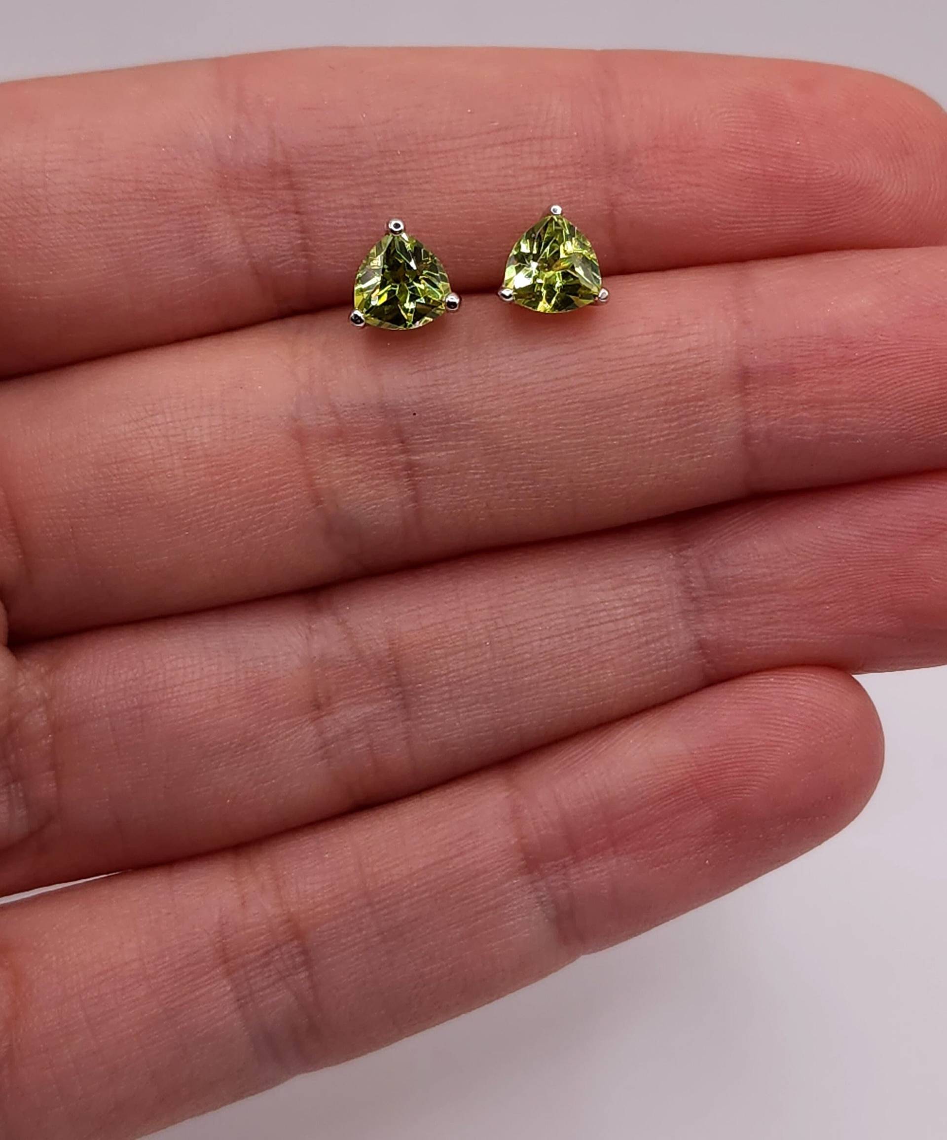 14K Gold Peridot Ohrringe, Ohrstecker, Trillion August Birthstone Ohrringe von ElizabethJewelryInc