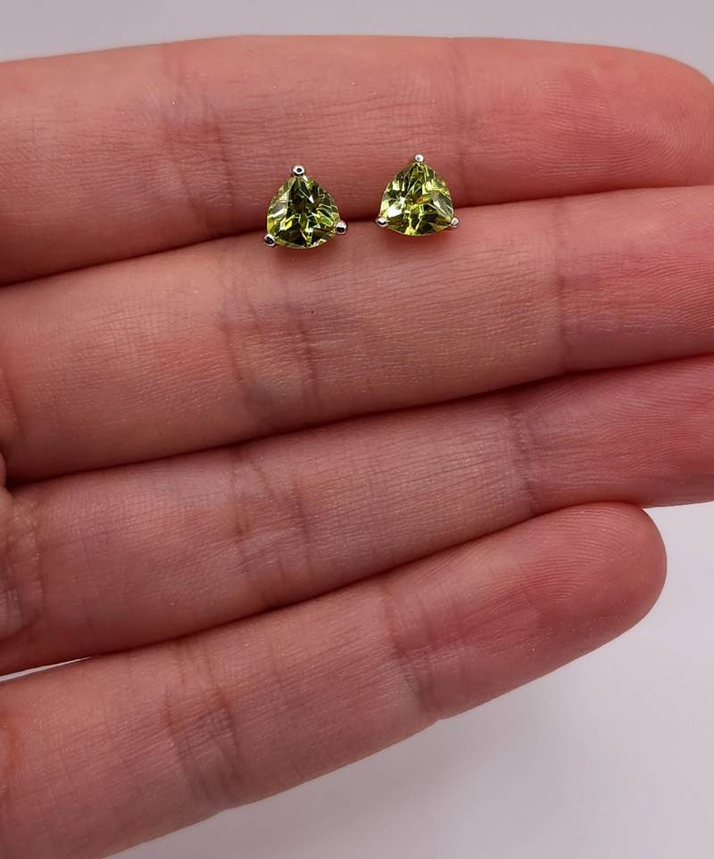 14K Gold Peridot Ohrringe, Ohrstecker, Trillion August Birthstone Ohrringe von ElizabethJewelryInc