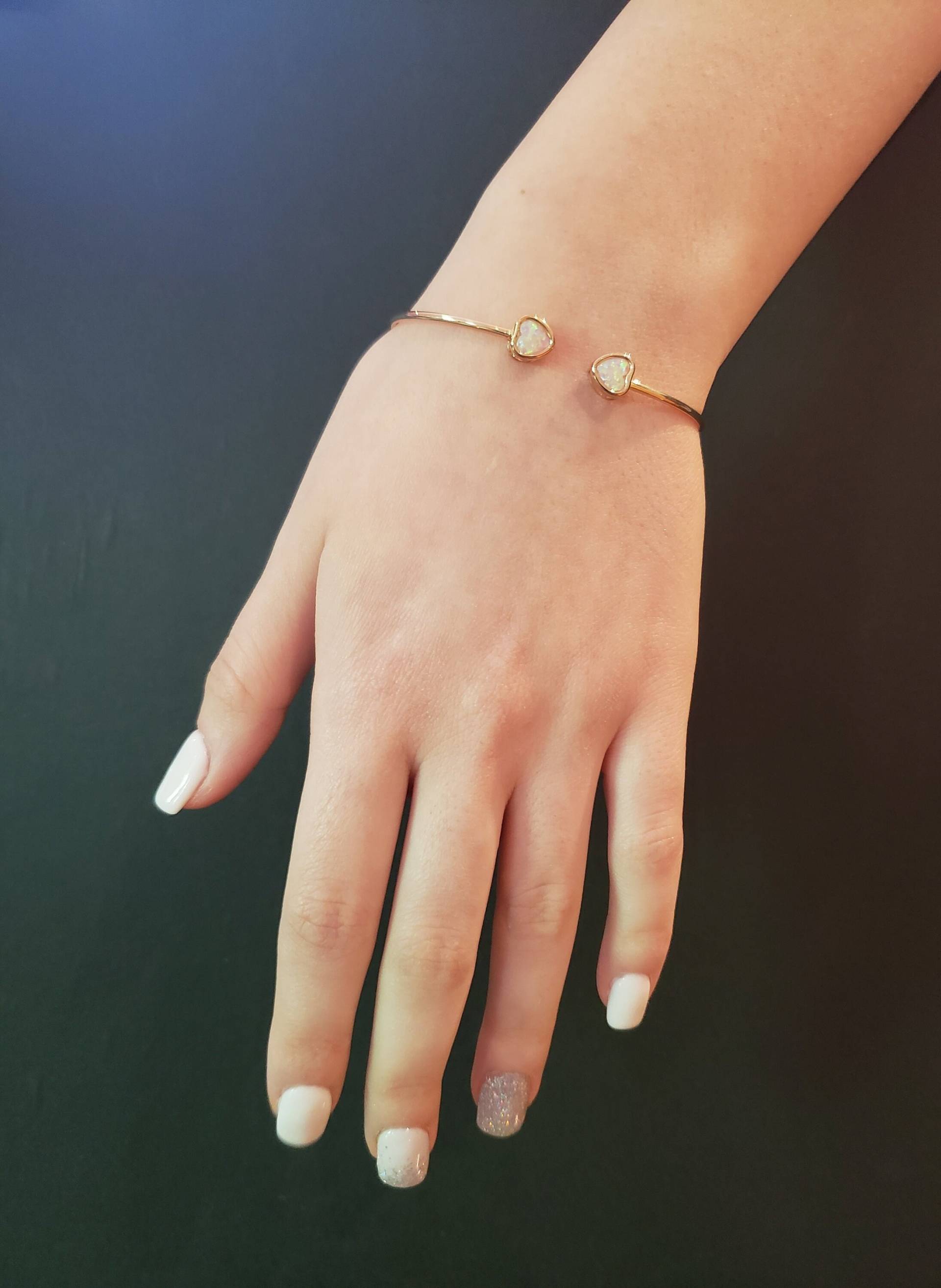 14K Gold Pink Opal Armreif, Herz Armband, Lünette Armreif Mit Offener Manschette, Flexibler Oktober Birthstone Armband von ElizabethJewelryInc