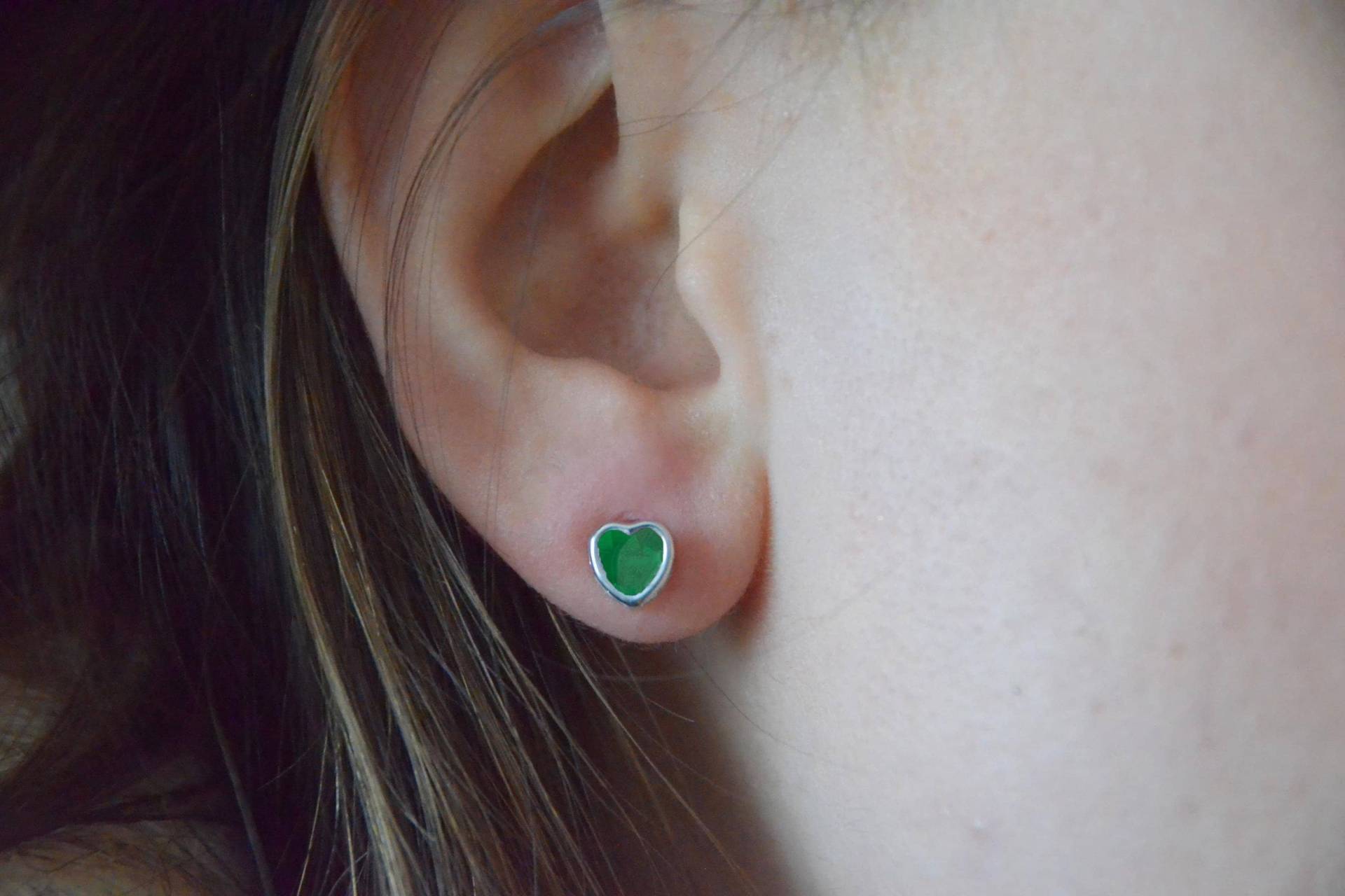 14K Gold Smaragd Herz Lünette Ohrstecker, Mai Birthstone Ohrringe von ElizabethJewelryInc