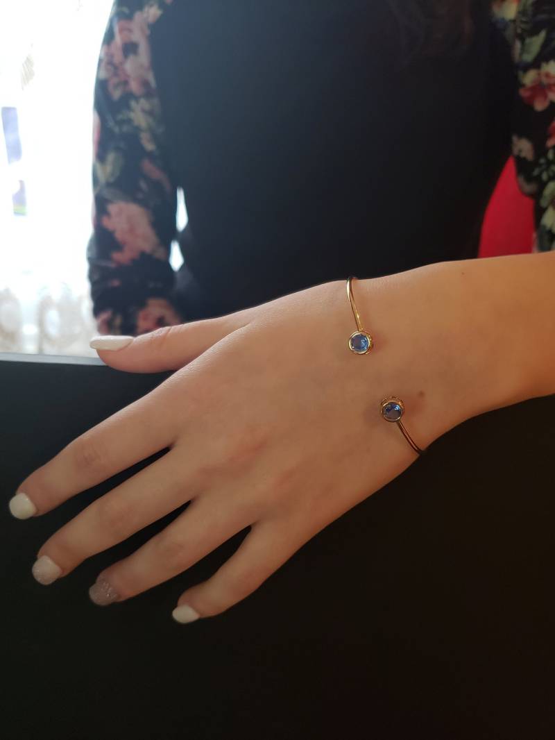 14K Gold Tansanit Armreif, Lünette Armband, Offener Manschette Dezember Birthstone Armband von ElizabethJewelryInc