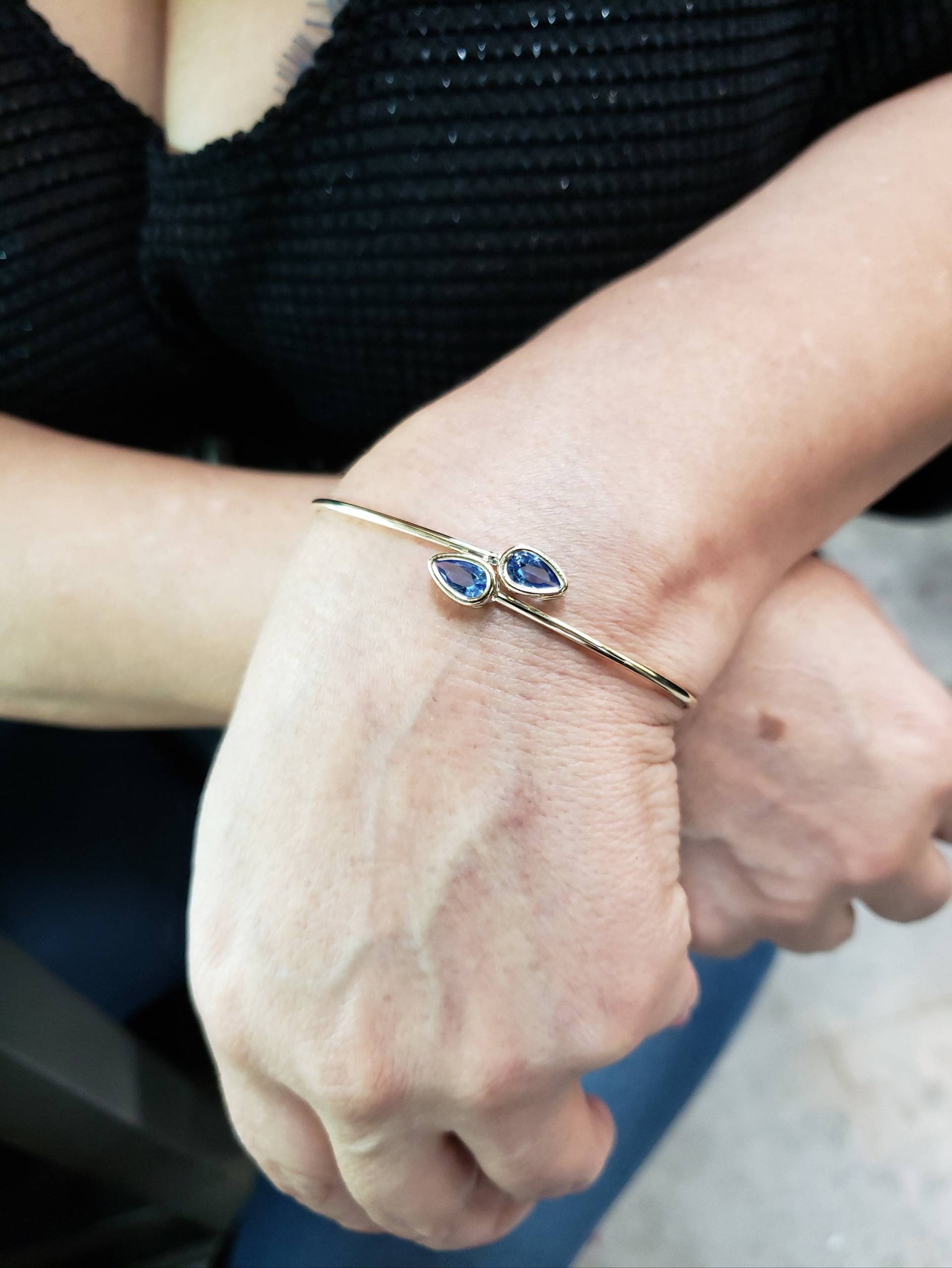 14K Gold Tansanit Armreif, Teardrop Lünette Armband, Flexible Dezember Birthstone Armband von ElizabethJewelryInc