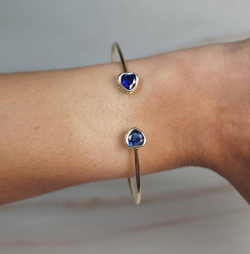 14Kt Gold Blau Saphir Herz Lünette Armreif, September Birthstone Armband von ElizabethJewelryInc