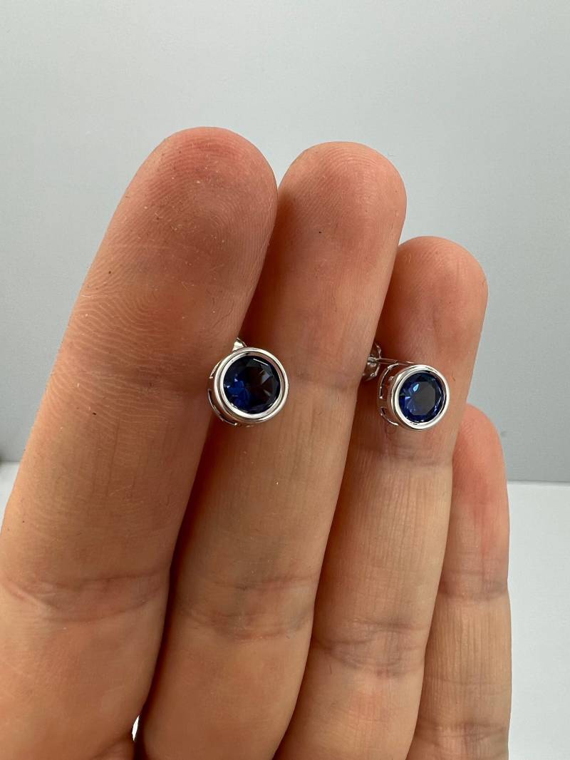 14Kt Gold Blauer Saphir Ohrringe, Ohrstecker, Lünette September Birthstone Ohrringe von ElizabethJewelryInc