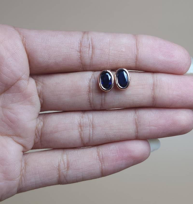 14Kt Gold Blauer Saphir Oval Lünette Ohrstecker, September Birthstone Ohrringe von ElizabethJewelryInc