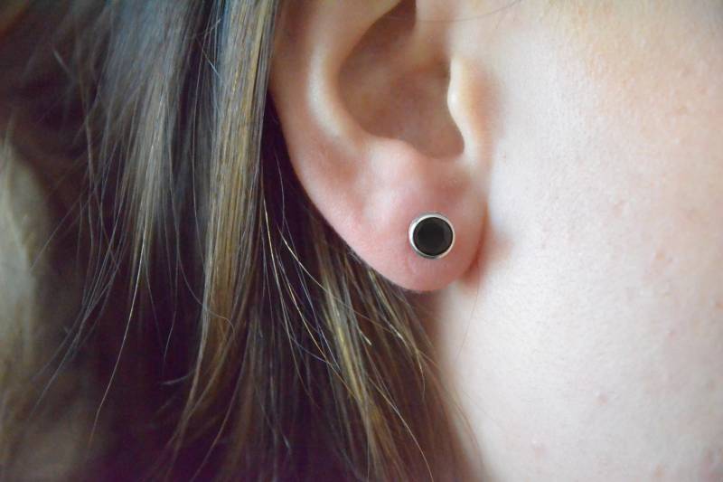 14Kt Gold Echte Schwarze Onyx Lünette Runde Ohrstecker von ElizabethJewelryInc