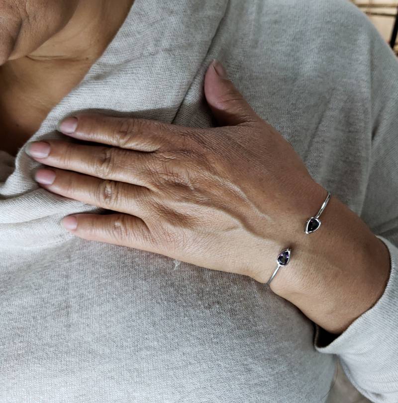 14Kt Gold Natürliche Mystic Topaz Pear Bezel Armreif Armband von ElizabethJewelryInc