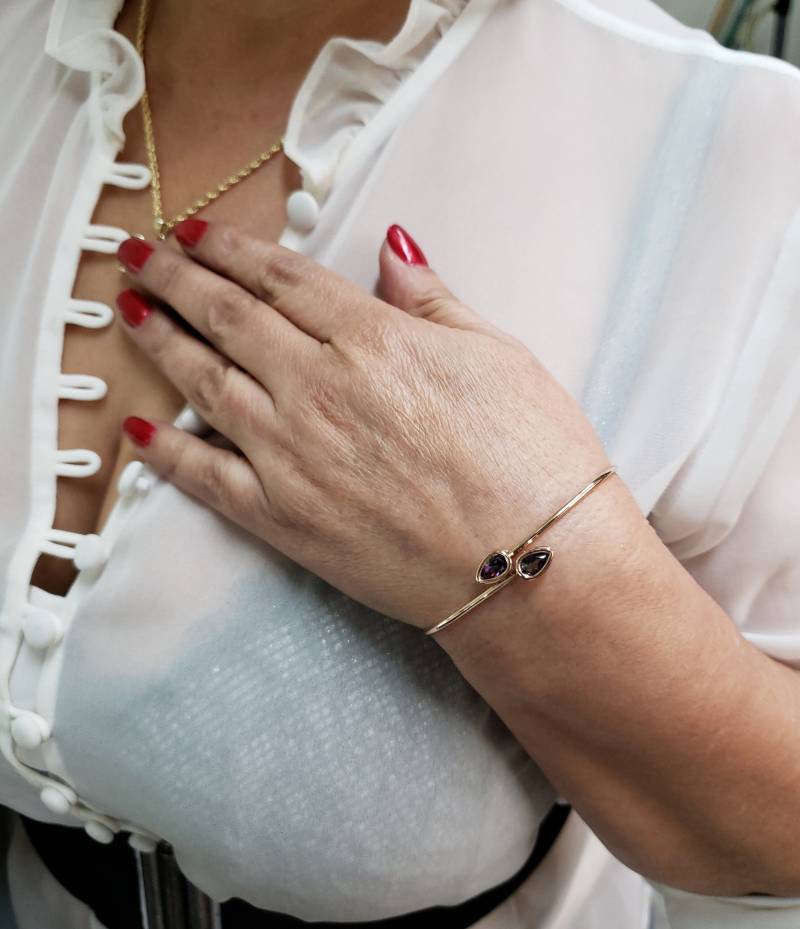 14Kt Gold Natürliche Mystic Topaz Pear Bezel Armreif Armband von ElizabethJewelryInc