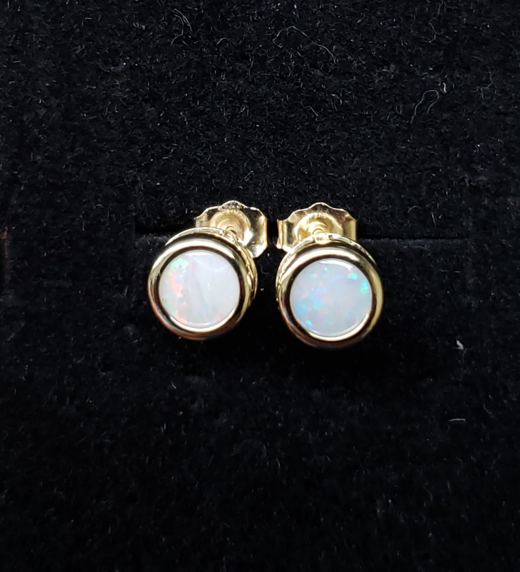 14Kt Gold Natürliche Opal Ohrringe, Lünette Zierliche Oktober Birthstone Geschenke in Letzter Minute von ElizabethJewelryInc