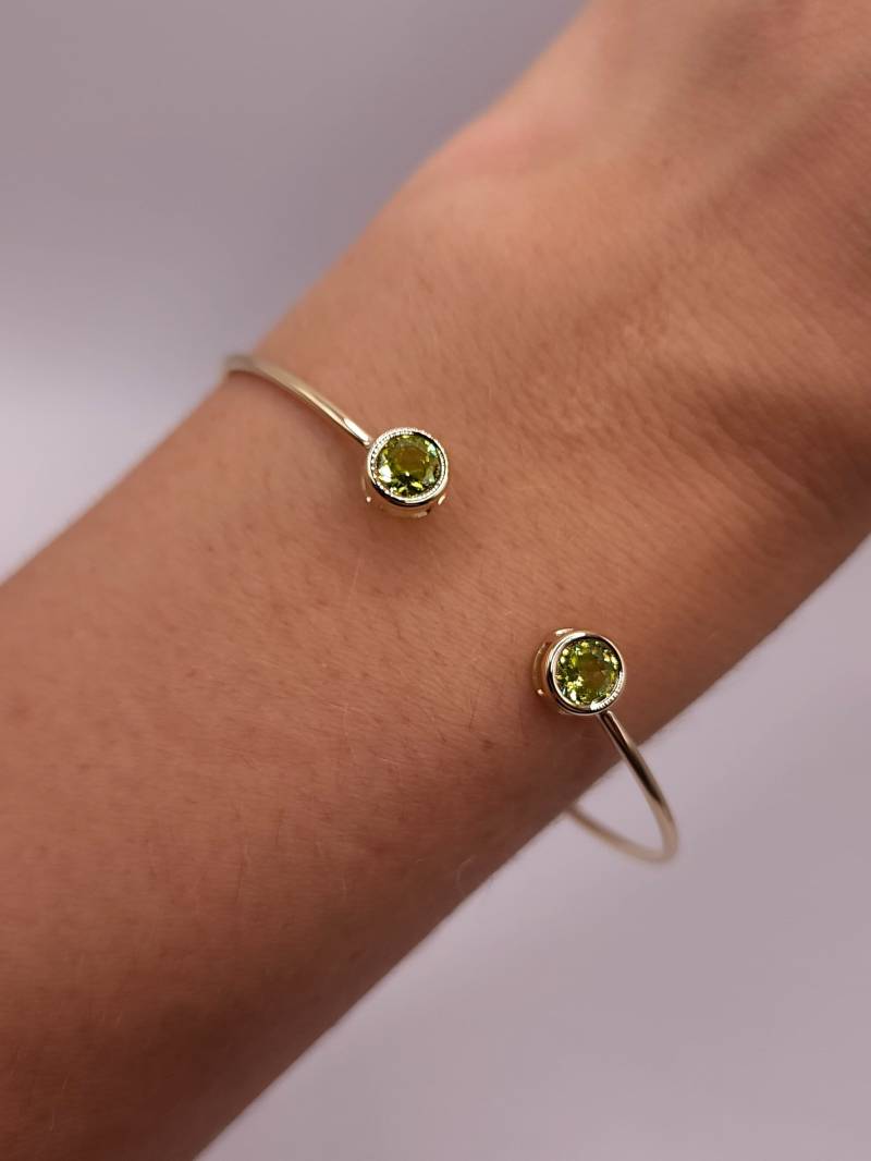 14Kt Gold Peridot Armreif, Armband, Lünette August Birthstone Armband von ElizabethJewelryInc