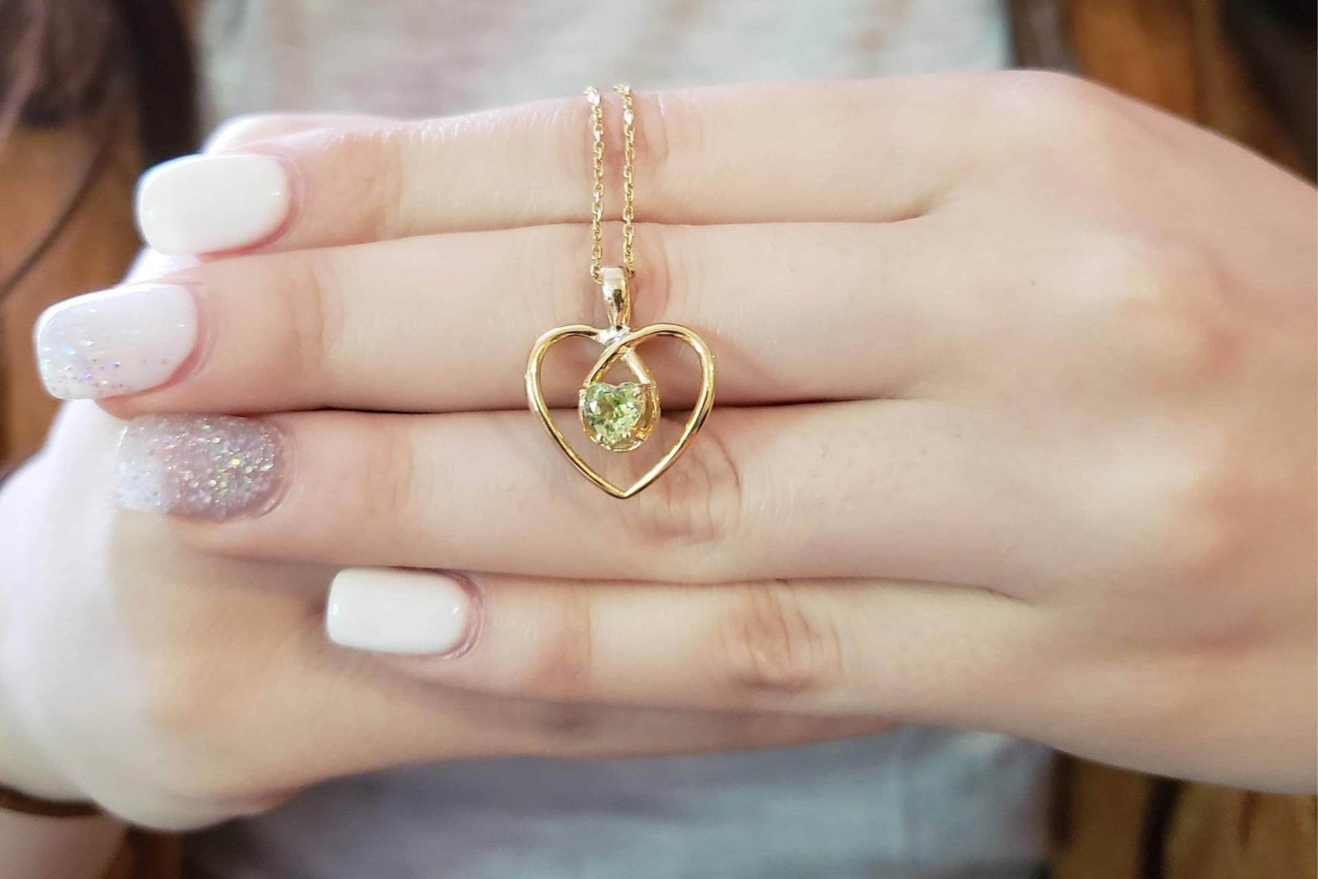 14Kt Gold Peridot Halskette, Herz Anhänger, August Birthstone Halskette von ElizabethJewelryInc