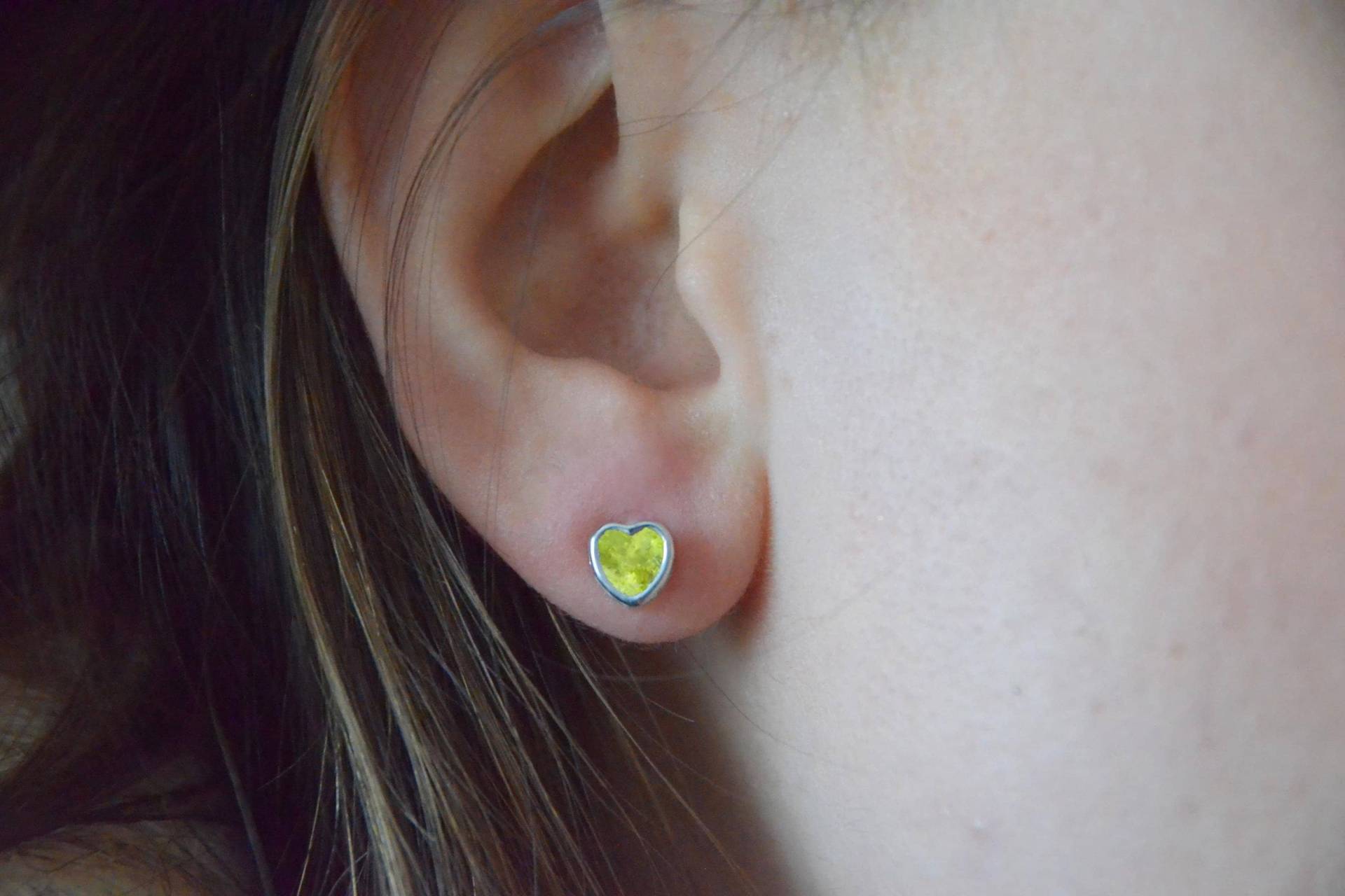 14Kt Gold Peridot Herz Lünette Ohrstecker, August Birthstone von ElizabethJewelryInc