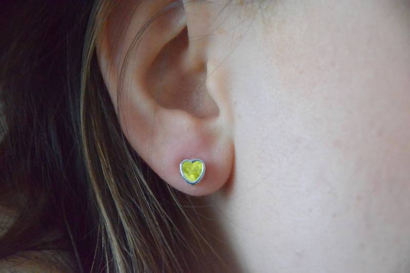 14Kt Gold Peridot Herz Lünette Ohrstecker, August Birthstone von ElizabethJewelryInc