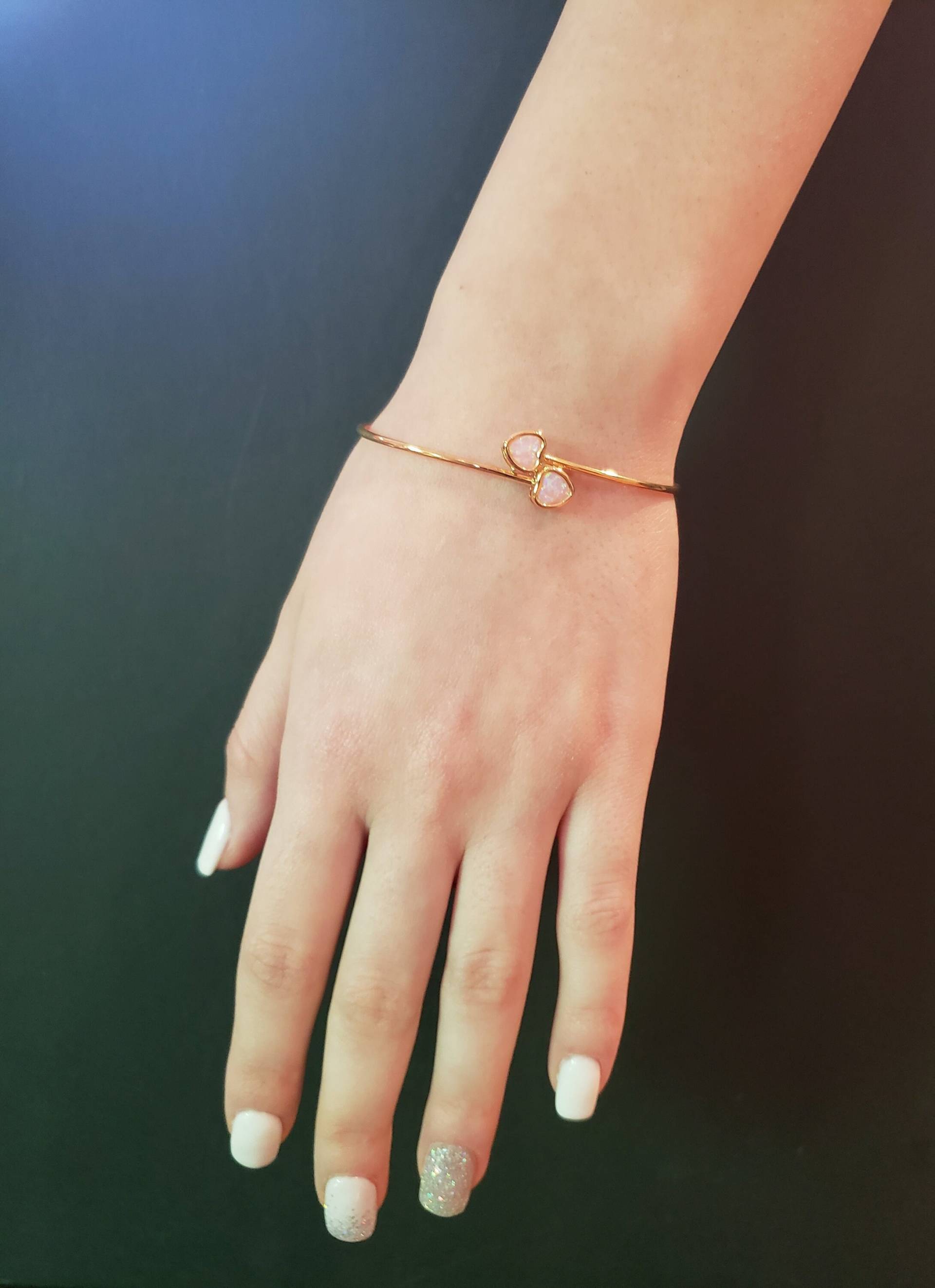 14Kt Gold Pink Opal Armreif, Herz Armband, Lünette Flexible Oktober Birthstone Armband von ElizabethJewelryInc