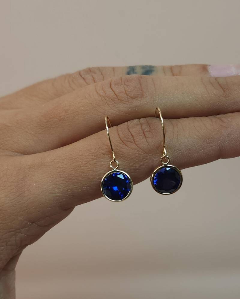 14Kt Gold Saphir Ohrringe, Blauer Baumeln Lünetten Zierliche September Geburtsstein Ohrringe von ElizabethJewelryInc