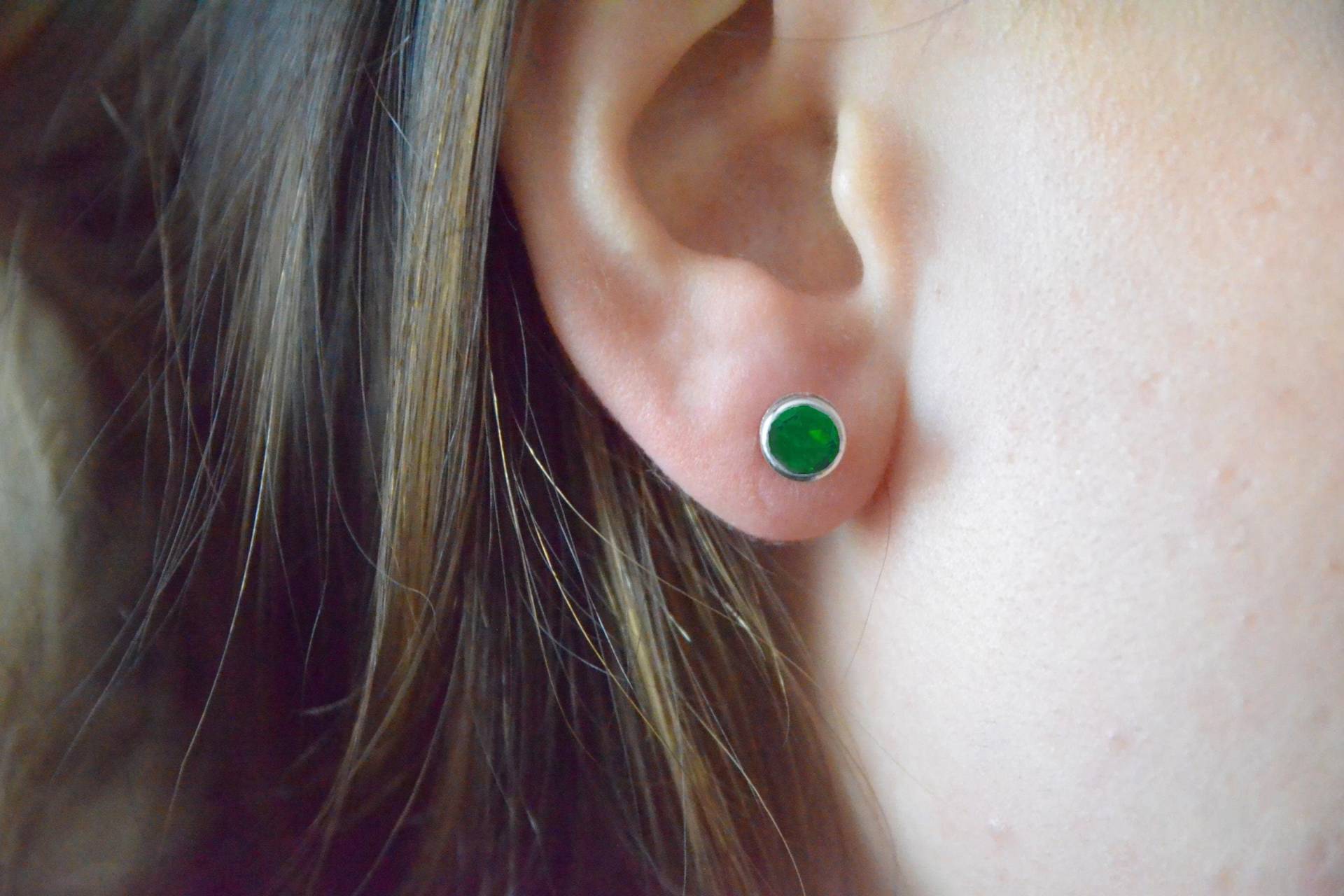 14Kt Gold Smaragd Lünette Ohrringe, Ohrstecker, Mai Birthstone Geschenke in Letzter Minute von ElizabethJewelryInc