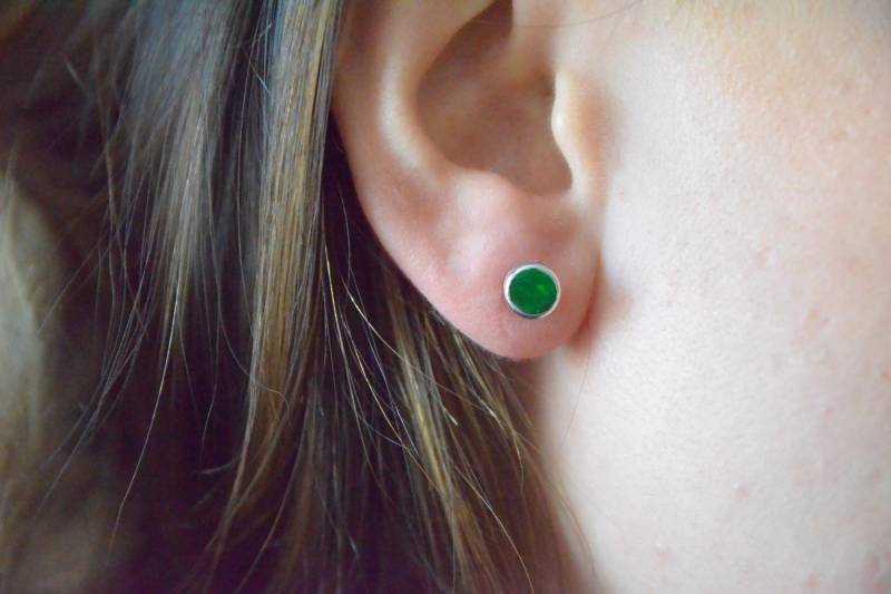 14Kt Gold Smaragd Lünette Ohrringe, Ohrstecker, Mai Birthstone Geschenke in Letzter Minute von ElizabethJewelryInc