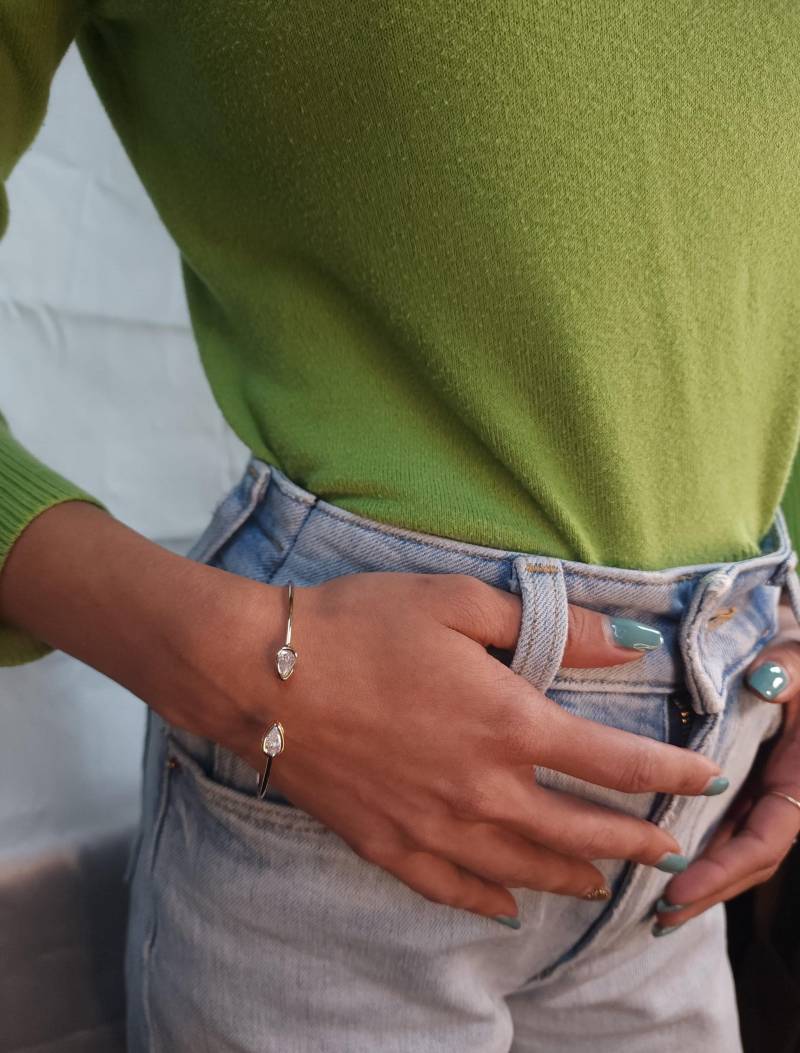 14Kt Gold Weiß Saphir Birne Bezel Armreif Armband, September Birthstone Armband von ElizabethJewelryInc