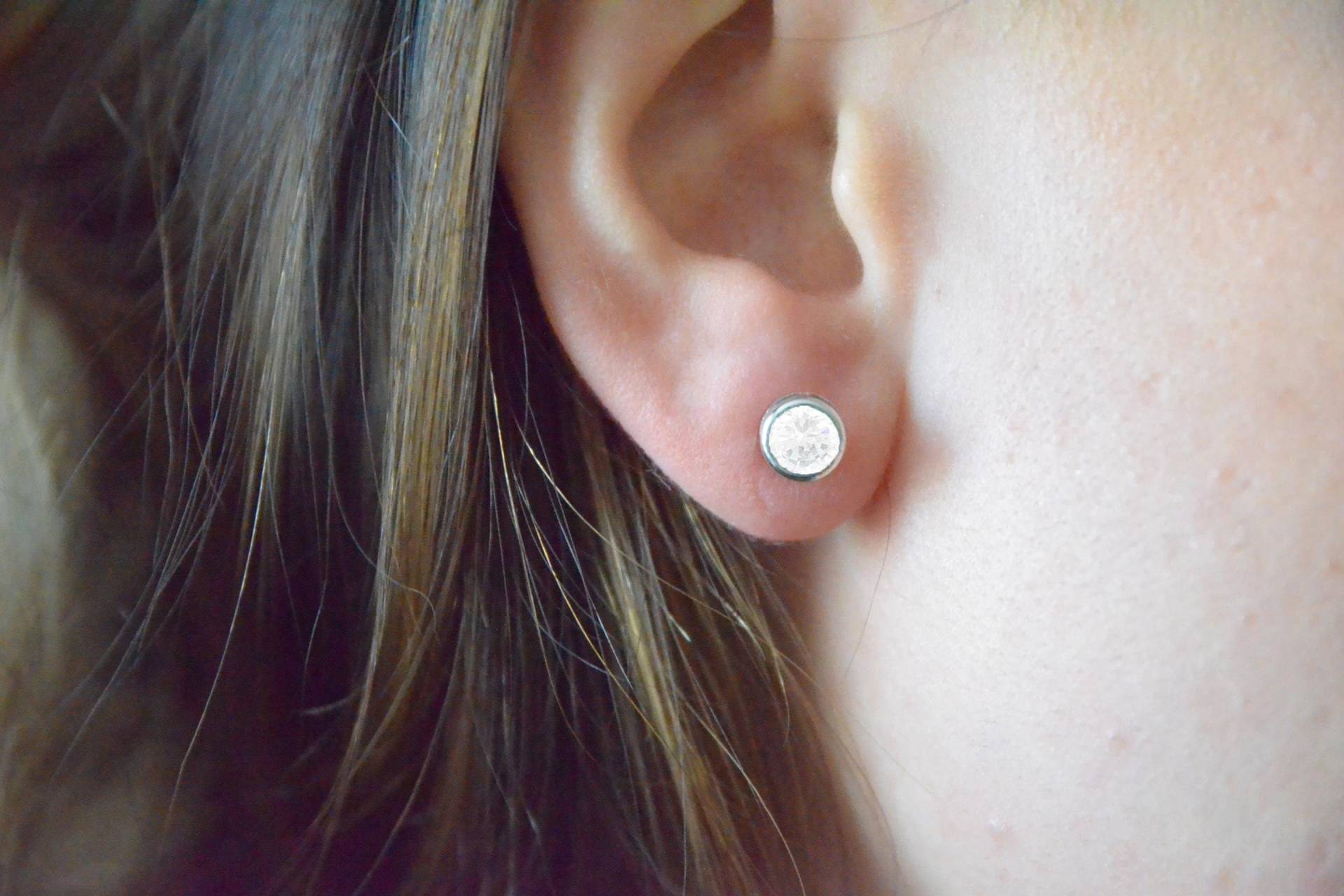 14Kt Gold Weißer Saphir Lünette Runde Ohrstecker Zierliches Geschenk Für Sie von ElizabethJewelryInc