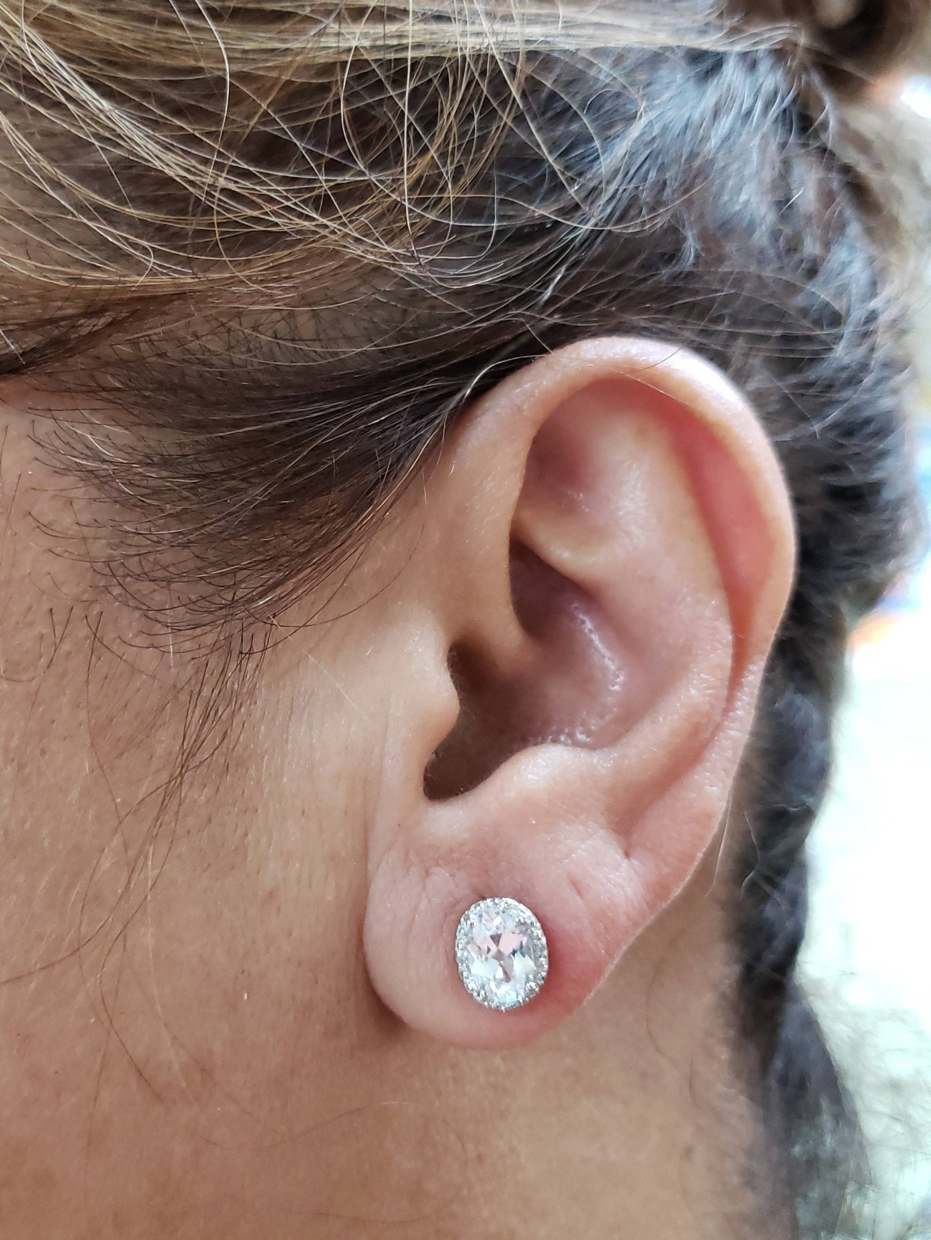 14Kt Gold Weißer Saphir Ohrringe, Diamant Ohrstecker, Oval September Geburtsstein Ohrringe von ElizabethJewelryInc