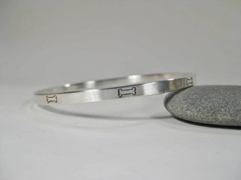 Hund Knochen Armband - Sterling Silber Armreif Handgemachte Hand-Stamped Hund Knochen Armband - Sterling Silber Armreif Handgemachte Hand-Stamped von ElizabethPriorDesign