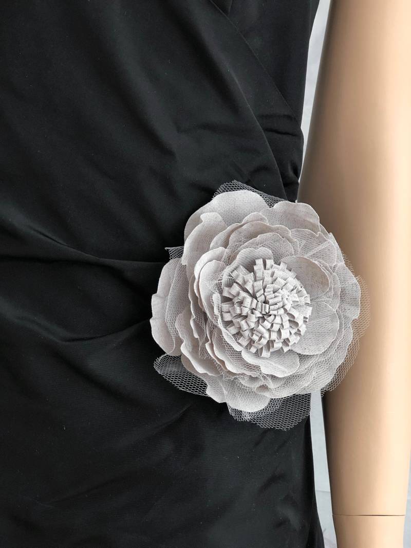 Blume Brosche Ansteckblume Blumenbrosche Aus Leinen Stoff Und Tüll Hochzeit Ball Kleid Anstecker Kleidschmuck Schmuck Blume Brosche Ansteckblume Blumenbrosche Aus Leinen Stoff Und Tüll Hochzeit Ball Kleid Anstecker Kleidschmuck Schmuck von Elizabethmode