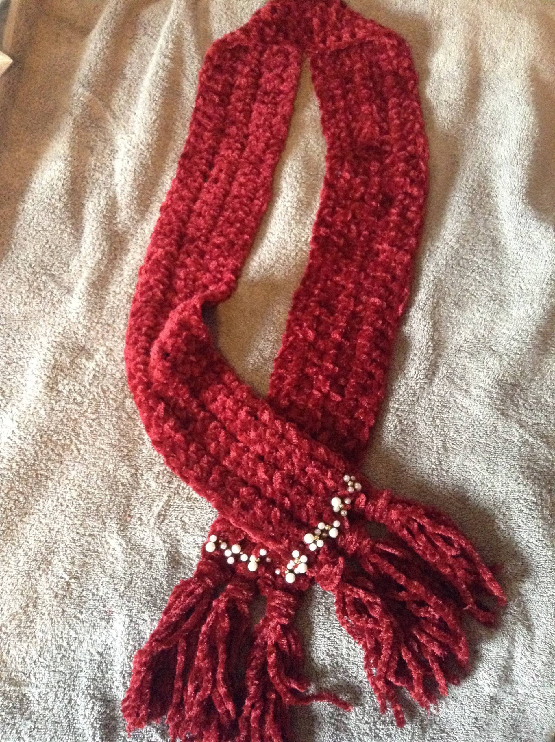 Roter Schal Mit Perlen-Details Roter Schal Mit Perlen-Details von ElizabethsYarnival