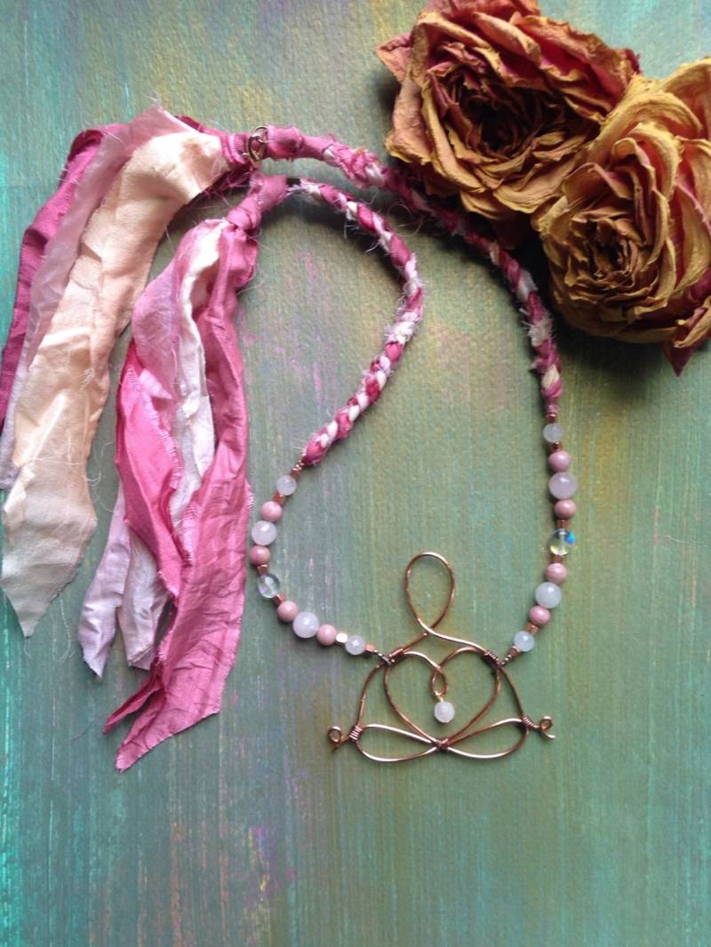 Geschliffene Yogini Soft Göttin Edelstein Und Seide Halskette Geschliffene Yogini Soft Göttin Edelstein Und Seide Halskette von Elkemi