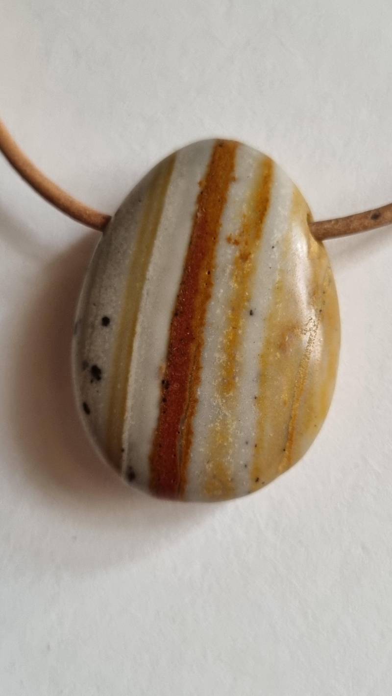 Abendrot-Rhyolith Mit Lederband Abendrot-Rhyolith Mit Lederband von ElkesEdelsteinstube