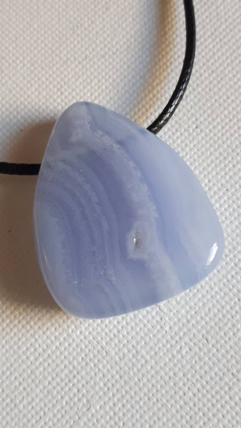 Anhänger Aus Chalcedon Mit Wachskordel von ElkesEdelsteinstube