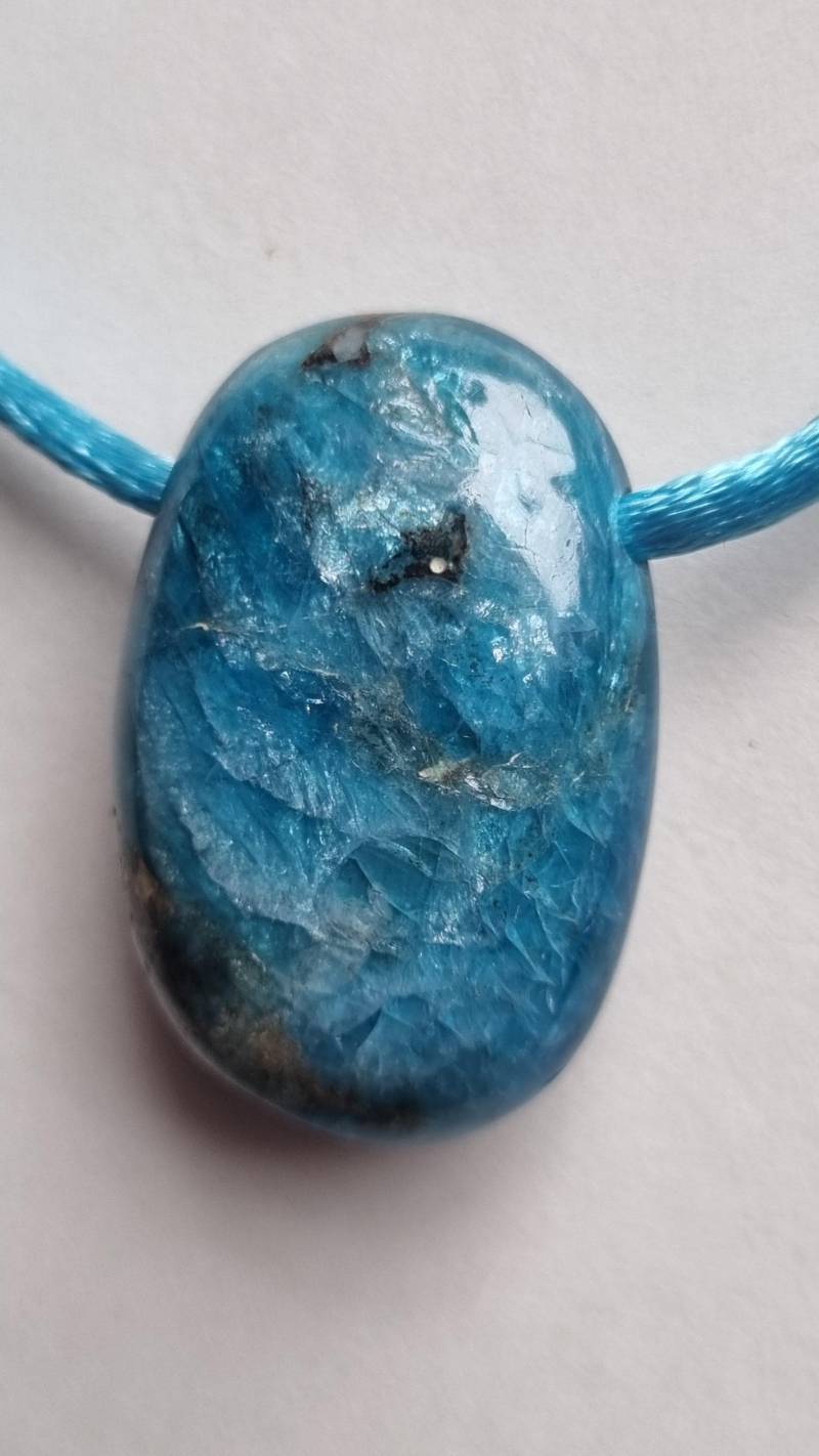 Apatit Mit Seidenkordel von ElkesEdelsteinstube
