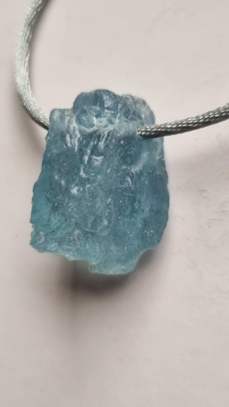 Aquamarin Natur-Kristall Mit Seidenkordel von ElkesEdelsteinstube