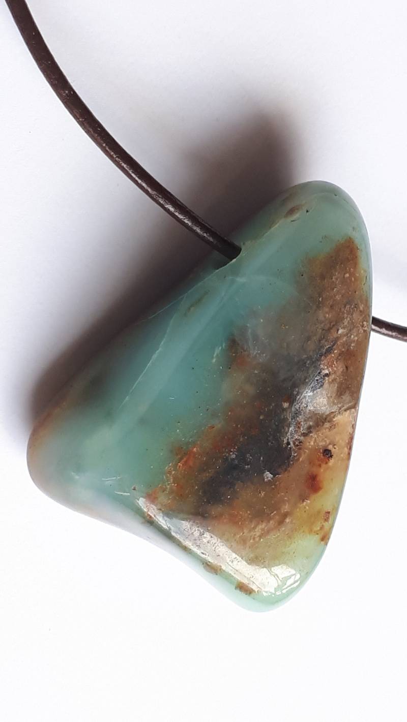 Außergewöhnlich Und Wunderschön, Andenopal Mit Lederband von ElkesEdelsteinstube