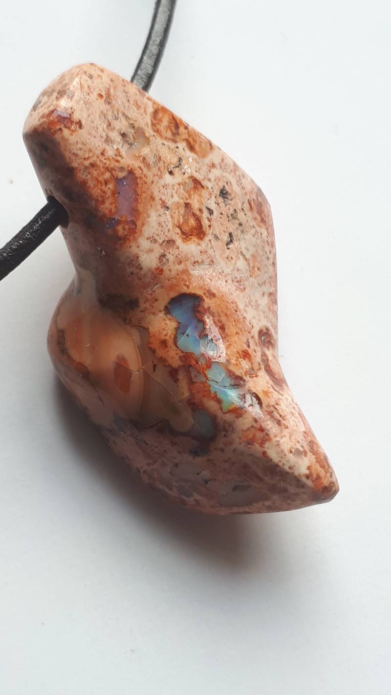 Außergewöhnlich Und Wunderschön, Feueropal Mit Lederband von ElkesEdelsteinstube