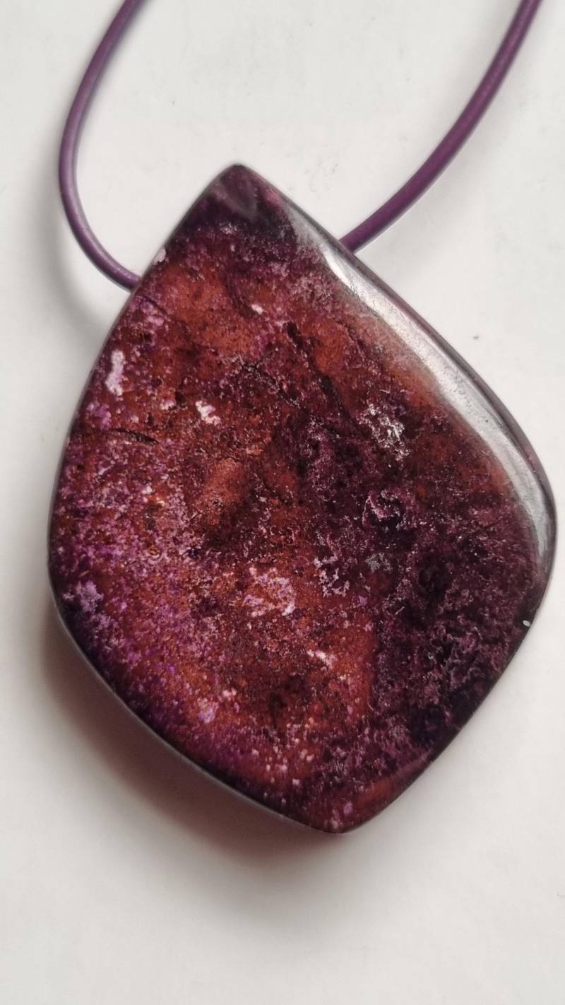 Außergewöhnlicher, Seltener Sugilith | Südafrika Mit Lederband von ElkesEdelsteinstube