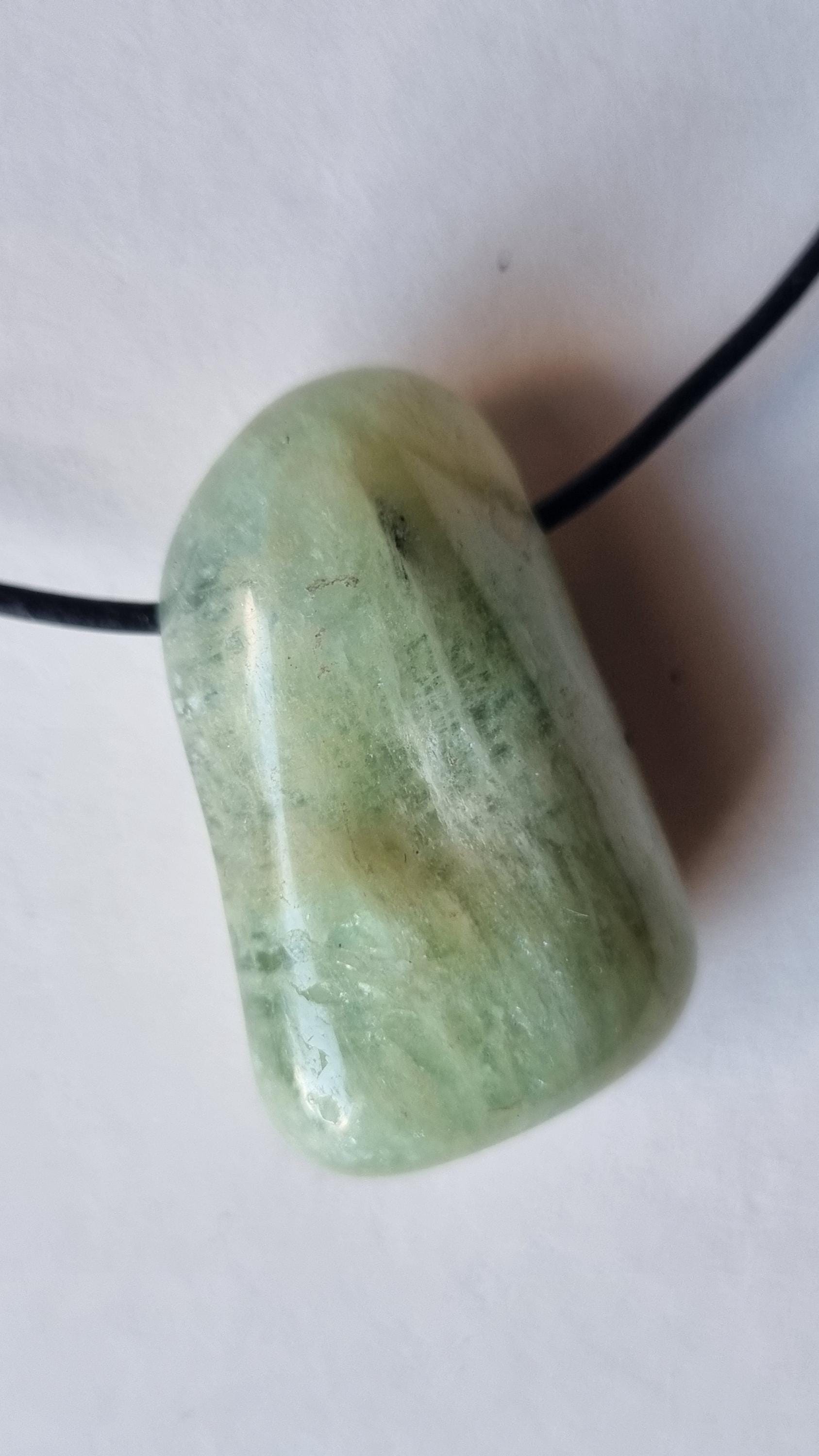 Beryll | Grüner Aquamarin Mit Lederband Beryll | Grüner Aquamarin Mit Lederband von ElkesEdelsteinstube