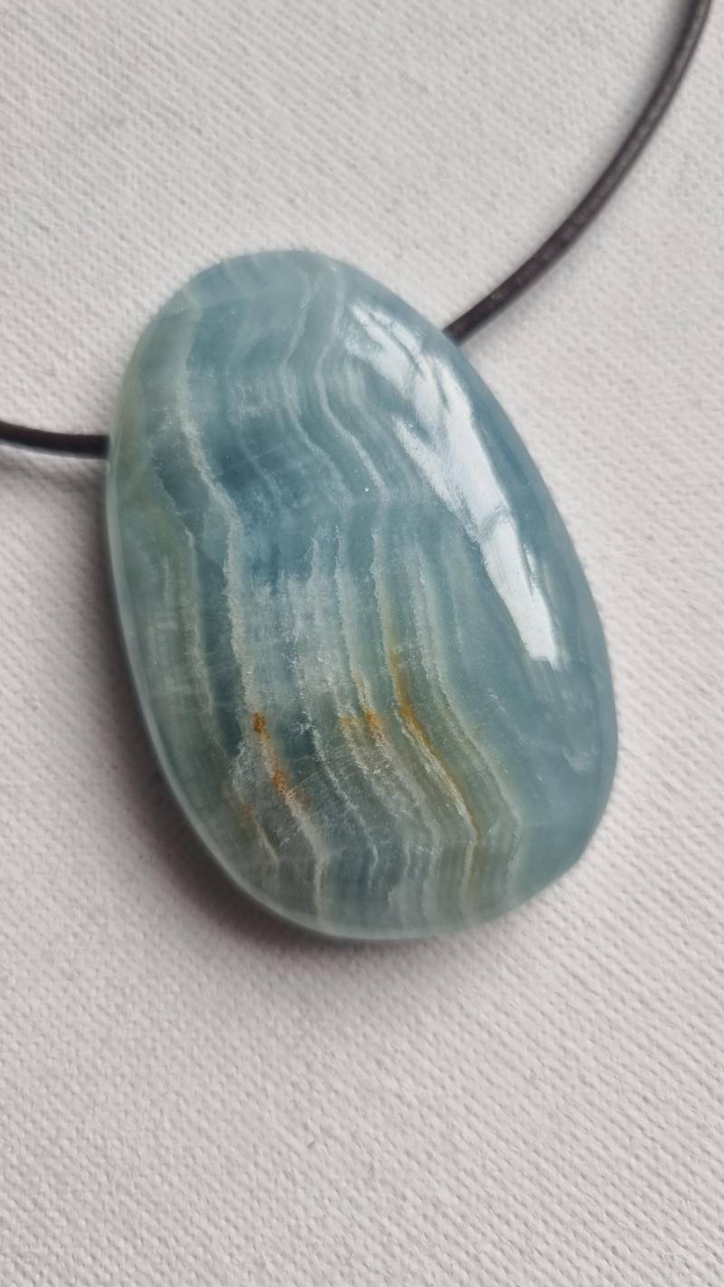 Blauer Aragonit Mit Lederband von ElkesEdelsteinstube